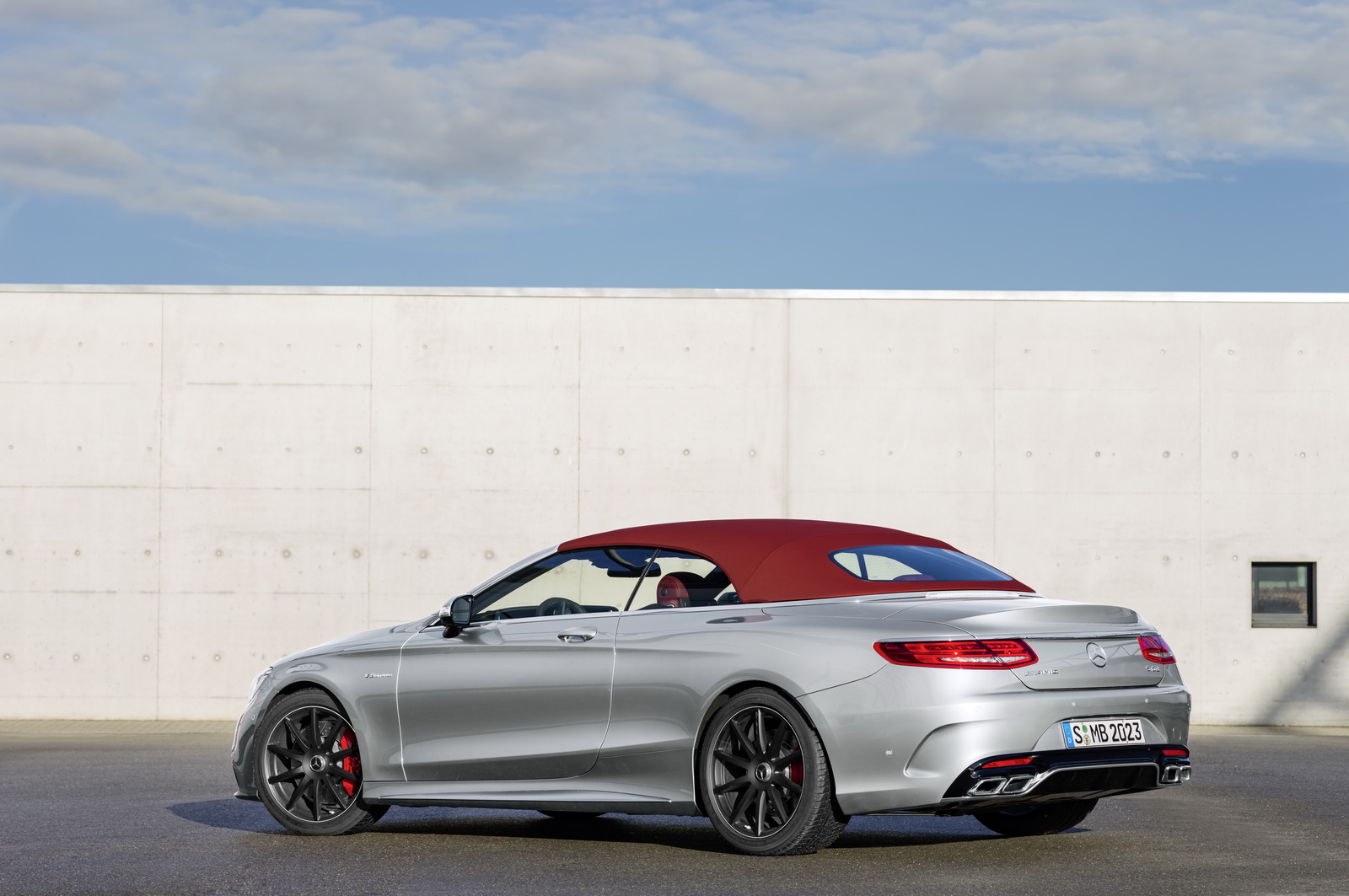 Mercedes-AMG S 63 4MATIC Cabriolet "Edition 130" (Fuel consumption combined: 10.4 l /100 km; combined CO2 emissions: 244 g/km; Kraftstoffverbrauch kombiniert: 10,4 l/100 km; CO2-Emissionen kombiniert: 244 g/km)Exterieur: AMG Alubeam silberexterior: AMG alubeam silver Stoffverdeck Rot / fabric soft top red