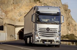 A foot lever and a quarter: Test drive Actros 1951