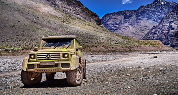 The Mercedes-Benz G 500 4×4² shows it is the king off the road in extreme video
