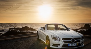 Mercedes-Benz SL joga bonito in the city of Porto