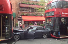What a tight situation! Mercedes sandwiched by buses in London