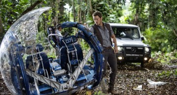 Chris Pratt und die Mercedes-Benz G-Klasse am Set von Jurassic World.  //  Chris Pratt and the Mercedes-Benz G-Class on the set of Jurassic World.