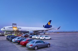 The precious cargo: 20 Mercedes-Benz cars in a plane