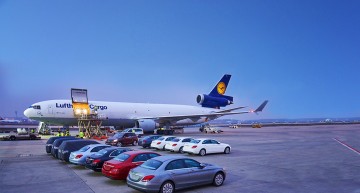 The precious cargo: 20 Mercedes-Benz cars in a plane