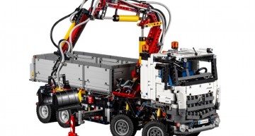 Let’s play! Lego builds the Mercedes-Benz Arocs truck