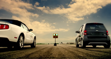 Itsy-bitsy smart races world’s fastest in the funniest drag race ever