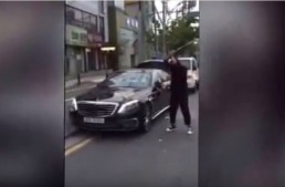 Angry man smashes Mercedes with a golf club. VIDEO