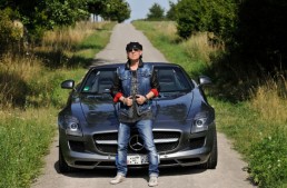 „Rock You Like a Hurricane” – Scorpions lead singer drives an SLS AMG Roadster