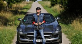 „Rock You Like a Hurricane” – Scorpions lead singer drives an SLS AMG Roadster