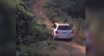 Driver tries to climb the Mercedes-Benz GLK up the hill. See how he ends up!