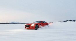 Red and sooo bad! The Mercedes-AMG GT in the snow