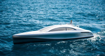 Silver Arrow of the Seas – 960 HP Mercedes-Benz yacht sails on the French Riviera