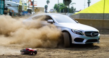The ultimate race! The C-Class Coupe races Parkour athlete and toy car