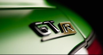 Lewis Hamilton seeks the AMG GT R beast in the jungle! But who’s hunting who?