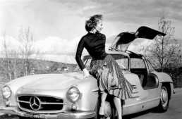 Cars are a girl’s best friend – Sophia Loren, madly in love with her Mercedes 300 SL