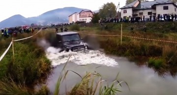 Sanity gone down the drain in Ukraine! Driver tries to smash a Mercedes G63 AMG in the off-road