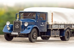 CMC Mercedes-Benz LO 2750: Racing car transporter hero