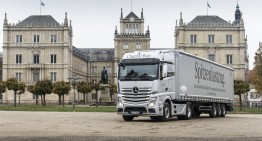 Merry Christmas, Your Majesty! Mercedes-Benz truck delivers the Royal Christmas tree