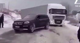 The almighty Mercedes-AMG GLS 63 4MATIC pulls derailed truck