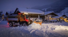 Unimog U 430 is out to play in the snow at dawn