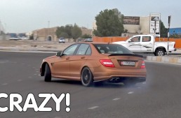 Drifting in the roundabout – Mercedes C 63 AMG driver goes crazy in the street