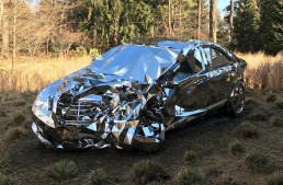 The Mercedes-Benz made of mirrors – The art of crashing