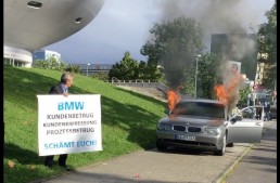 The car smasher – Man burns his BMW 2 years after Mercedes-owner destroyed his S-Class