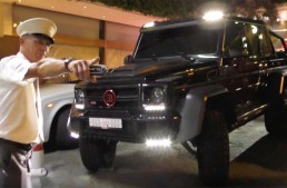 This car is just too big for a country that’s so tiny! Try to park the Mercedes G 63 AMG 6×6 in Monaco