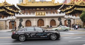 Mit dem Intelligent World Drive testet Mercedes-Benz mit einem Erprobungsfahrzeug auf Basis der S‑Klasse automatisierte Fahrfunktionen auf fünf Kontinenten. Nach dem Start in Deutschland ist das Erprobungsfahrzeug, das auf der neuen Serien-Limousine der S‑Klasse basiert, im Oktober bei automatisierten Testfahrten im dichten Verkehr und mit den landesspezifischen Besonderheiten in der chinesischen Millionenmetropole Shanghai unterwegs. 

With the ‘Intelligent World Drive’, Mercedes-Benz is testing automated driving functions on five continents using a test vehicle based on the S‑Class. After the start in Germany, the test vehicle based on the new production S‑Class Saloon is now being put through its paces in test drives in the heavy traffic and exposed to the special national features in the Chinese megalopolis of Shanghai in October.
