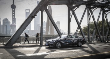 Mit dem Intelligent World Drive testet Mercedes-Benz mit einem Erprobungsfahrzeug auf Basis der S‑Klasse automatisierte Fahrfunktionen auf fünf Kontinenten. Nach dem Start in Deutschland ist das Erprobungsfahrzeug, das auf der neuen Serien-Limousine der S‑Klasse basiert, im Oktober bei automatisierten Testfahrten im dichten Verkehr und mit den landesspezifischen Besonderheiten in der chinesischen Millionenmetropole Shanghai unterwegs. With the ‘Intelligent World Drive’, Mercedes-Benz is testing automated driving functions on five continents using a test vehicle based on the S‑Class. After the start in Germany, the test vehicle based on the new production S‑Class Saloon is now being put through its paces in test drives in the heavy traffic and exposed to the special national features in the Chinese megalopolis of Shanghai in October.