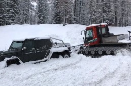 Mercedes G 63 AMG 6×6 stuck in snow