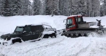 Mercedes G 63 AMG 6×6 stuck in snow