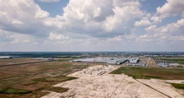 Mercedes-Benz invests one billion euros in new car plant in Hungary