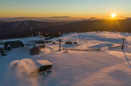 The snowroom – Mercedes-Benz showroom opens on top of the mountain