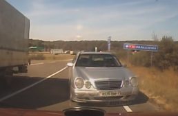 Bad decision – Mercedes driver overtakes at the wrong moment