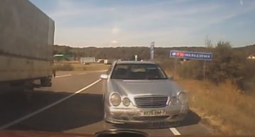 Bad decision – Mercedes driver overtakes at the wrong moment