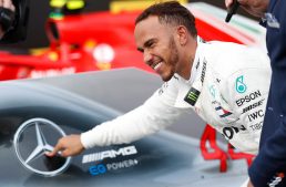 Lewis Hamilton signs 2-year contract extension with Mercedes-AMG Petronas Motorsport