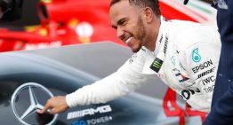 Lewis Hamilton signs 2-year contract extension with Mercedes-AMG Petronas Motorsport