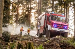 Unimog U 5023 – Extreme firetruck fights the hazards of forest fires