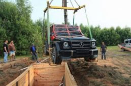 Buried alive. Mercedes-Benz G-Class found underground