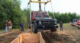 Buried alive. Mercedes-Benz G-Class found underground