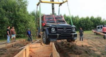 Buried alive. Mercedes-Benz G-Class found underground