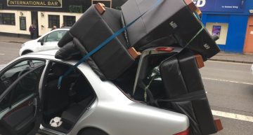 Workhorse – Driver transports three armchairs with his Mercedes