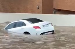 Dramatic footage shows Mercedes-Benz C-Class swept away by flood. VIDEO