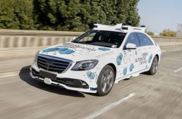 Mercedes and Bosch test autonomous cars in ride-hailing app