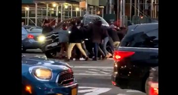 New Yorkers lift a Mercedes-Benz GLE to free a pedestrian trapped under it
