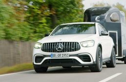 How does the Mercedes-Benz Trailer Manoeuvring Assist work?