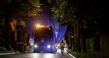 How four Mercedes-Benz Actros trucks transport a massive pressure tank