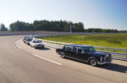 Iconic Mercedes-Benz models run from a standstill to 100 km/h. How long do they need?