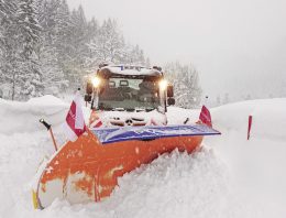 The Mercedes-Benz Unimog fights the snow in extreme winter